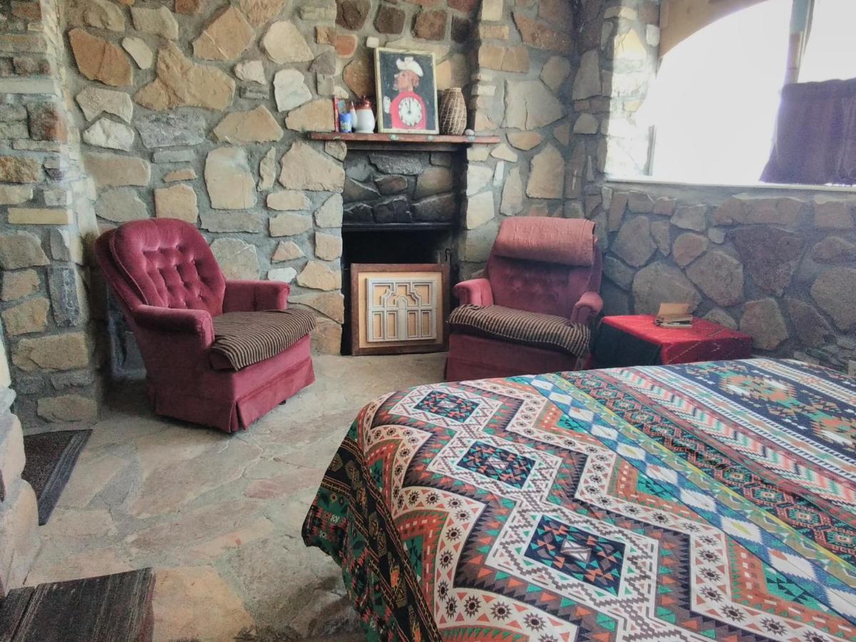 La Loma Del Chivo Llc Stone Cottage Alternative Building Маратон Экстерьер фото